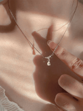 Silberne Halskette mit Strass-Tropfendekor